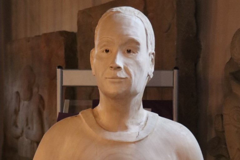Mann, Skulptur von Stephan Guber, empfängt die Besucher am Eingang um Gottesdienst in Thüngen