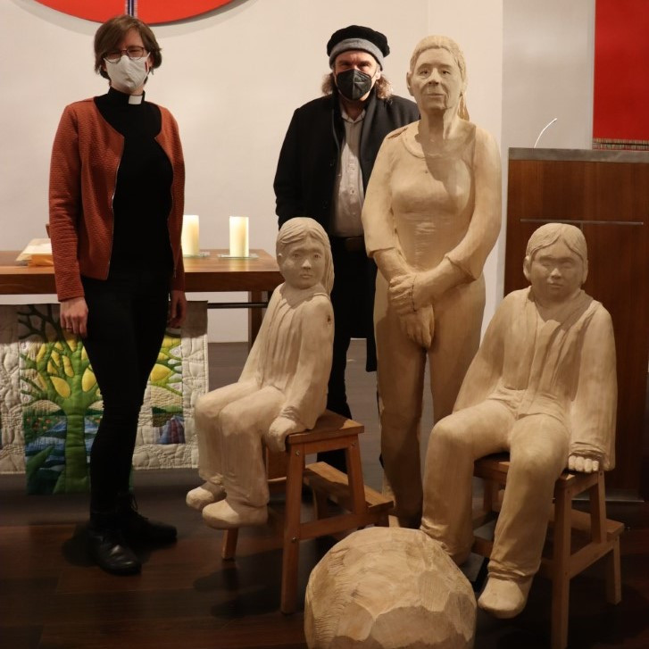Künstler Stephan Guber  mit seinen Skulpturen und Pfarrerin Eva Thelen